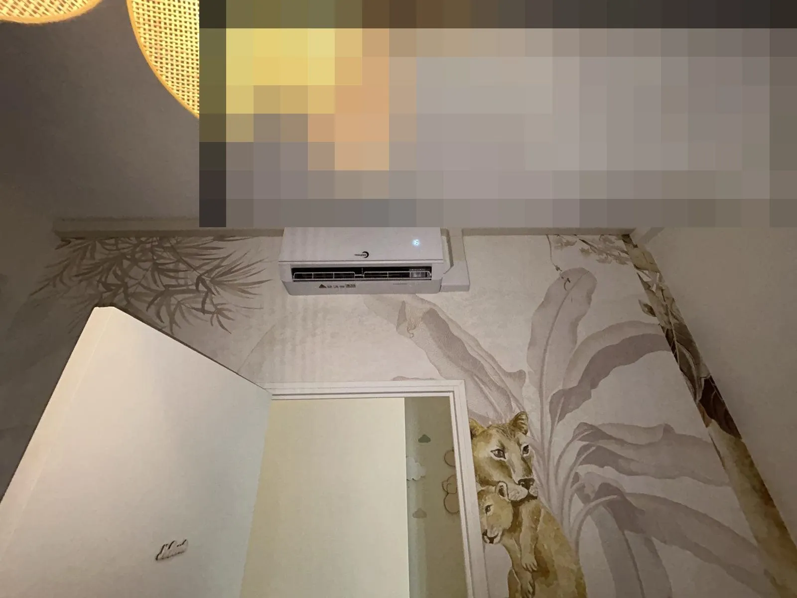 Climatisation : split au-dessus d'une porte de chambre