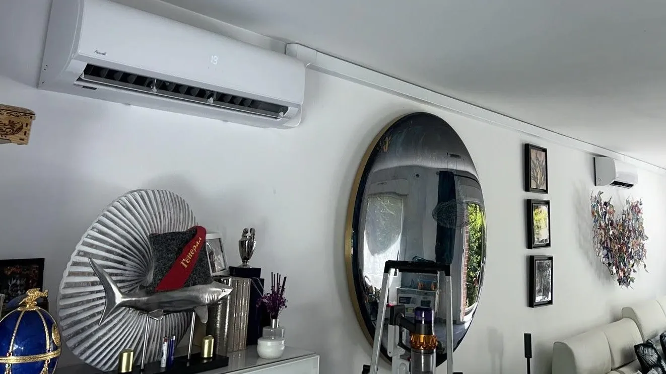 Split mural de climatisation réversible installé dans un séjour