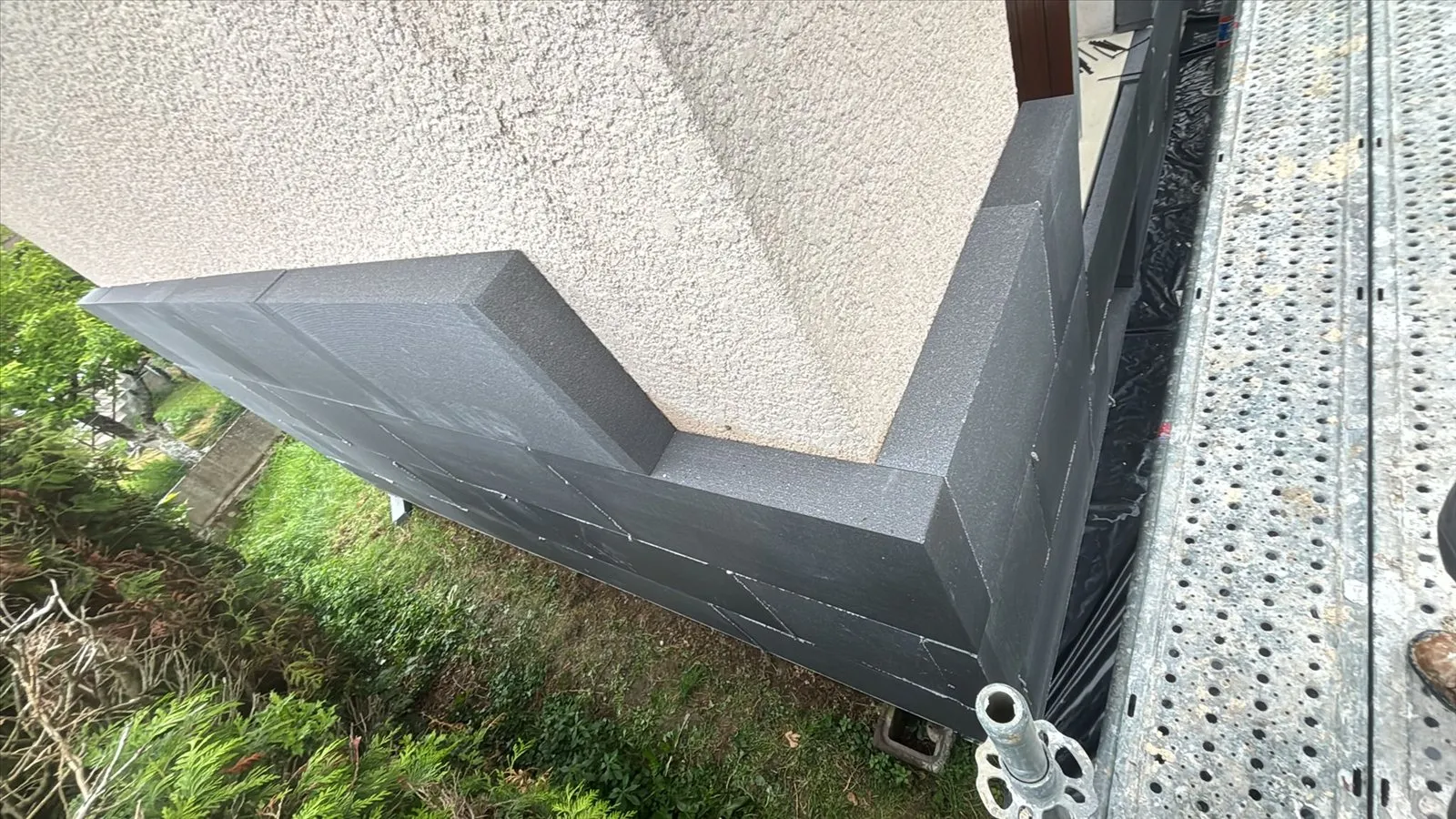 Isolation extérieure : détail de l'isolant enveloppant un angle de façade