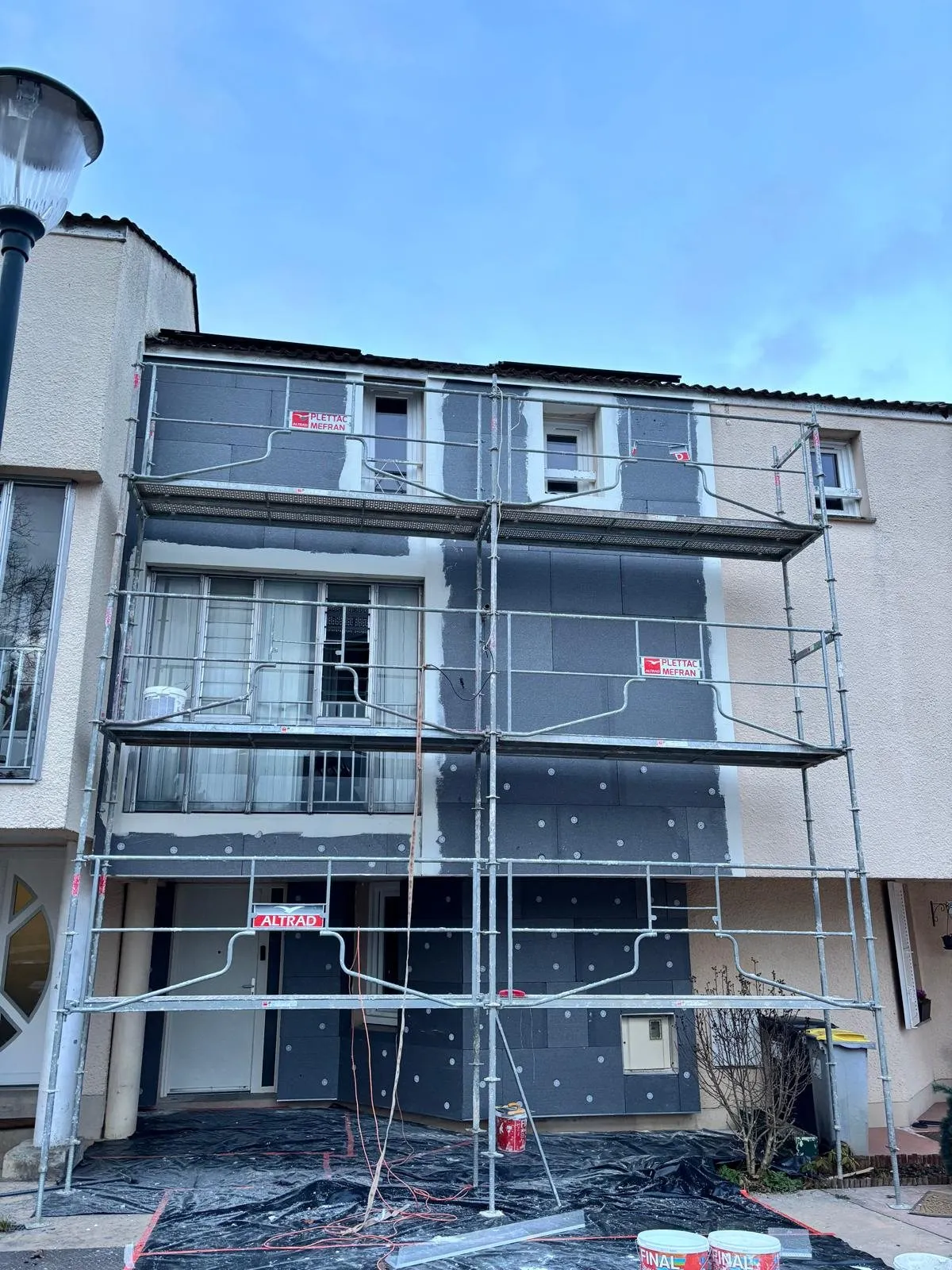 Isolation extérieure : maison de ville isolée sous échafaudage
