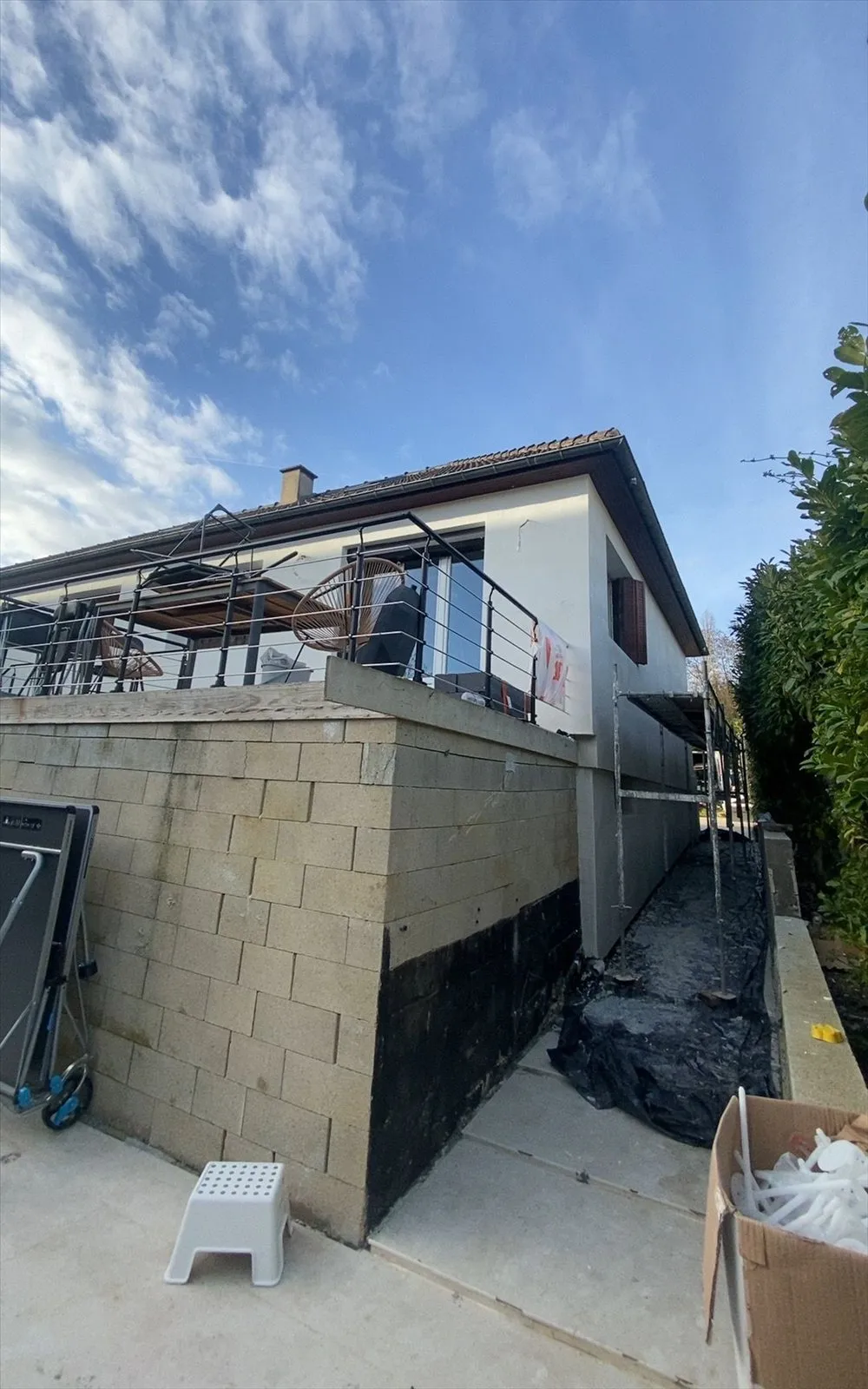 Isolation extérieure : maison terminée avec terrasse