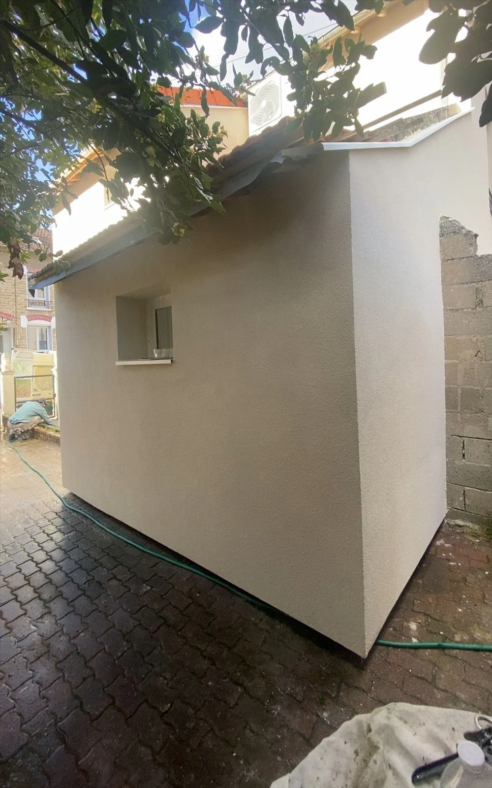 Isolation extérieure : petite annexe entièrement enduite