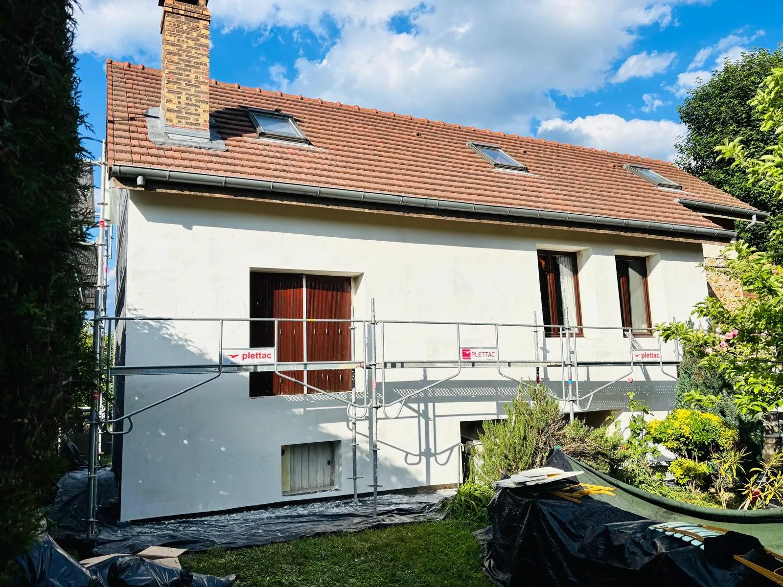 Isolation extérieure : façade blanche achevée en plein soleil