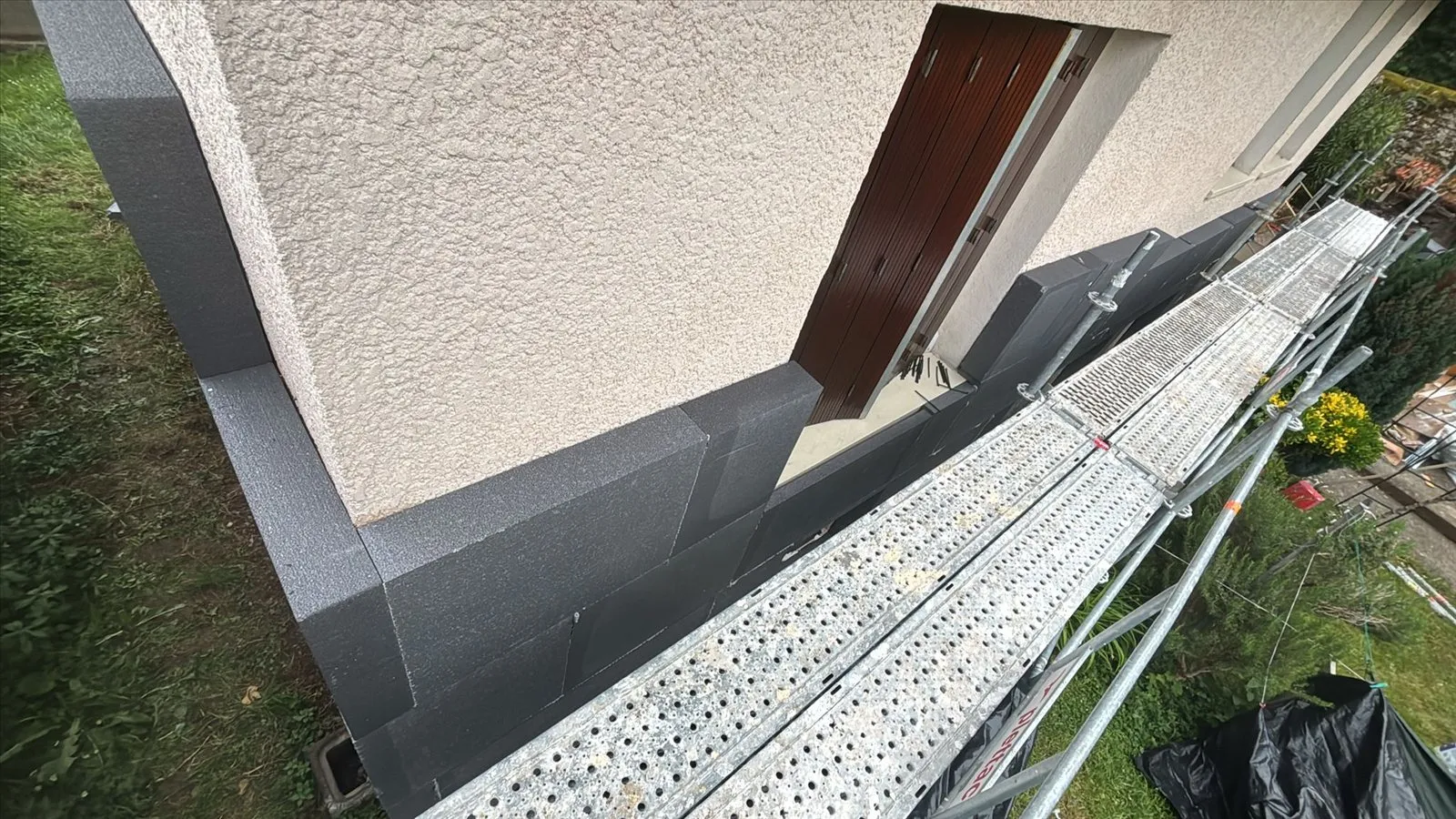 Isolation extérieure : détail de l'épaisseur d'isolant vue depuis l'échafaudage