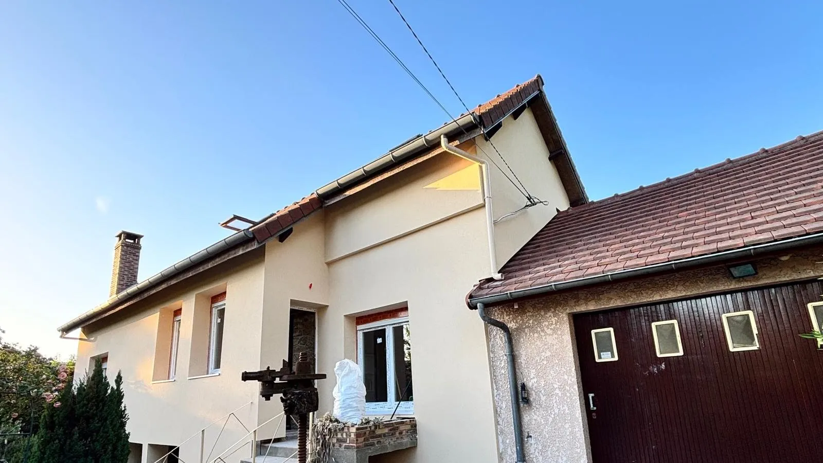 Façade de pavillon rénovée après une isolation thermique par l'extérieur