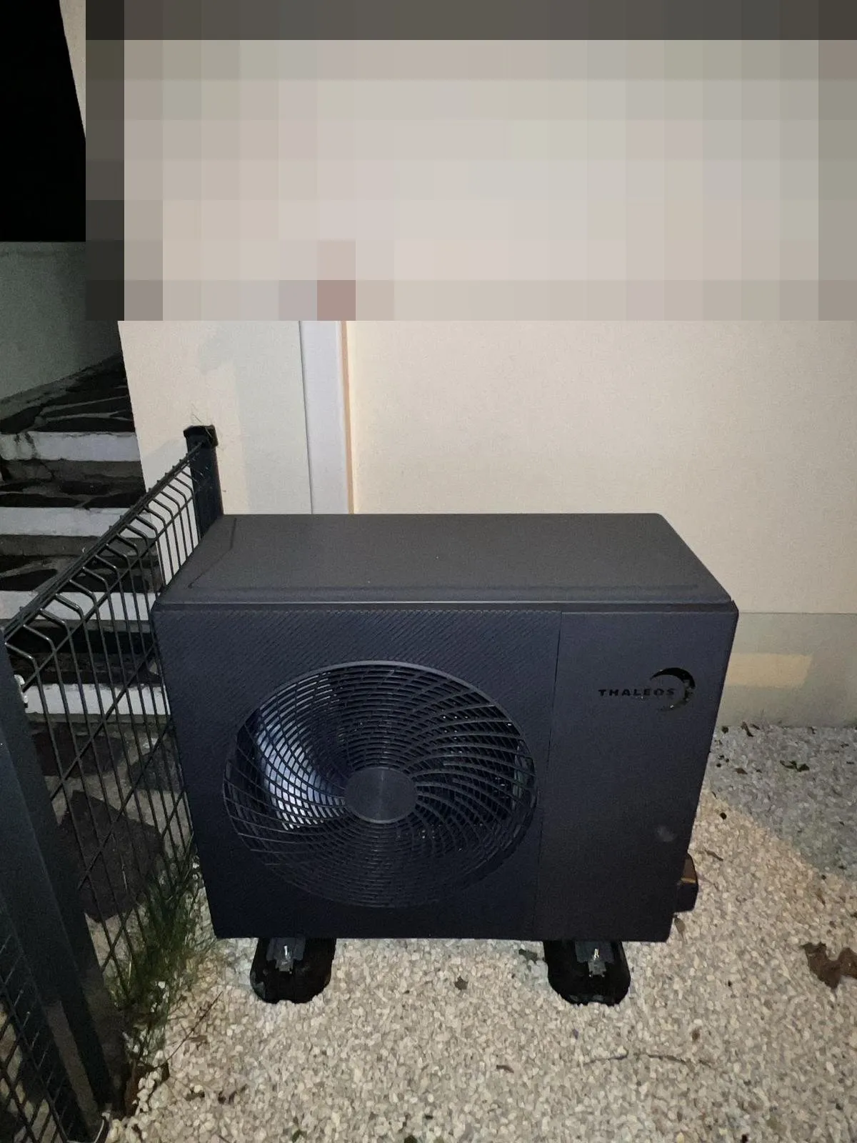 Pompe à chaleur : groupe extérieur sombre sur socle