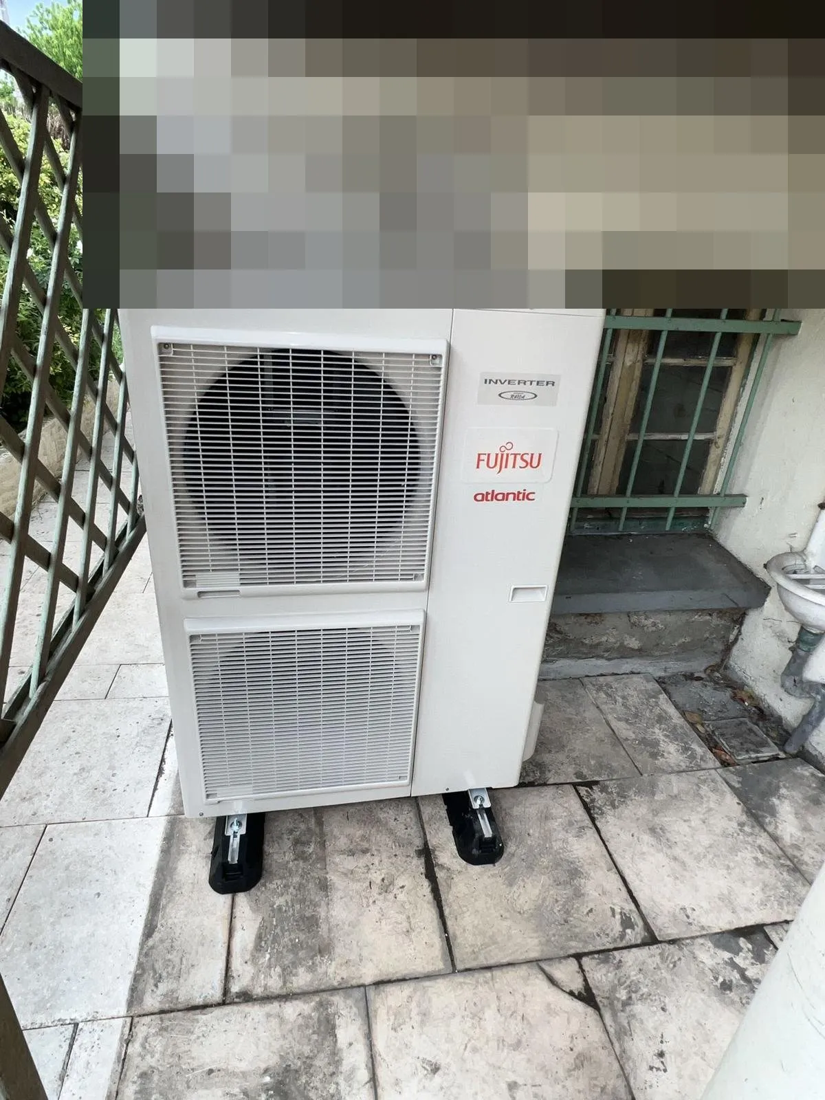 Pompe à chaleur : groupe fujitsu atlantic en contrebas d'un escalier
