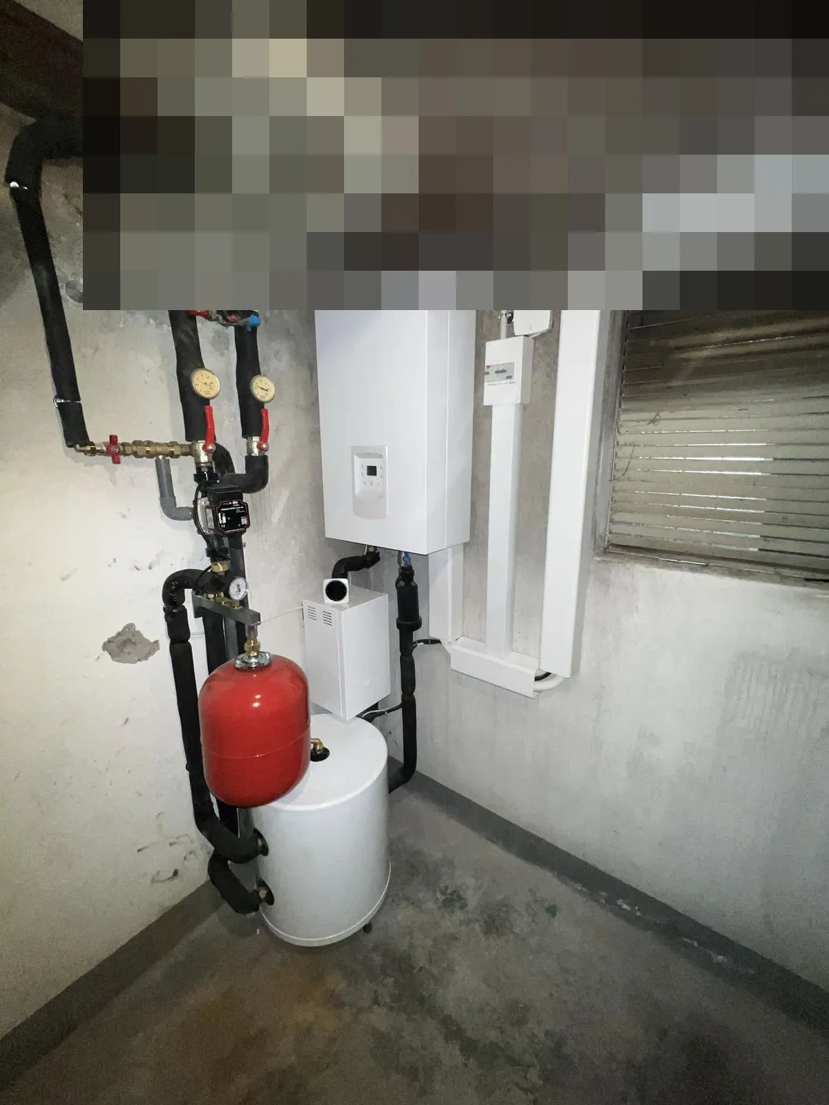 Pompe à chaleur : module et ballon dans un garage neuf