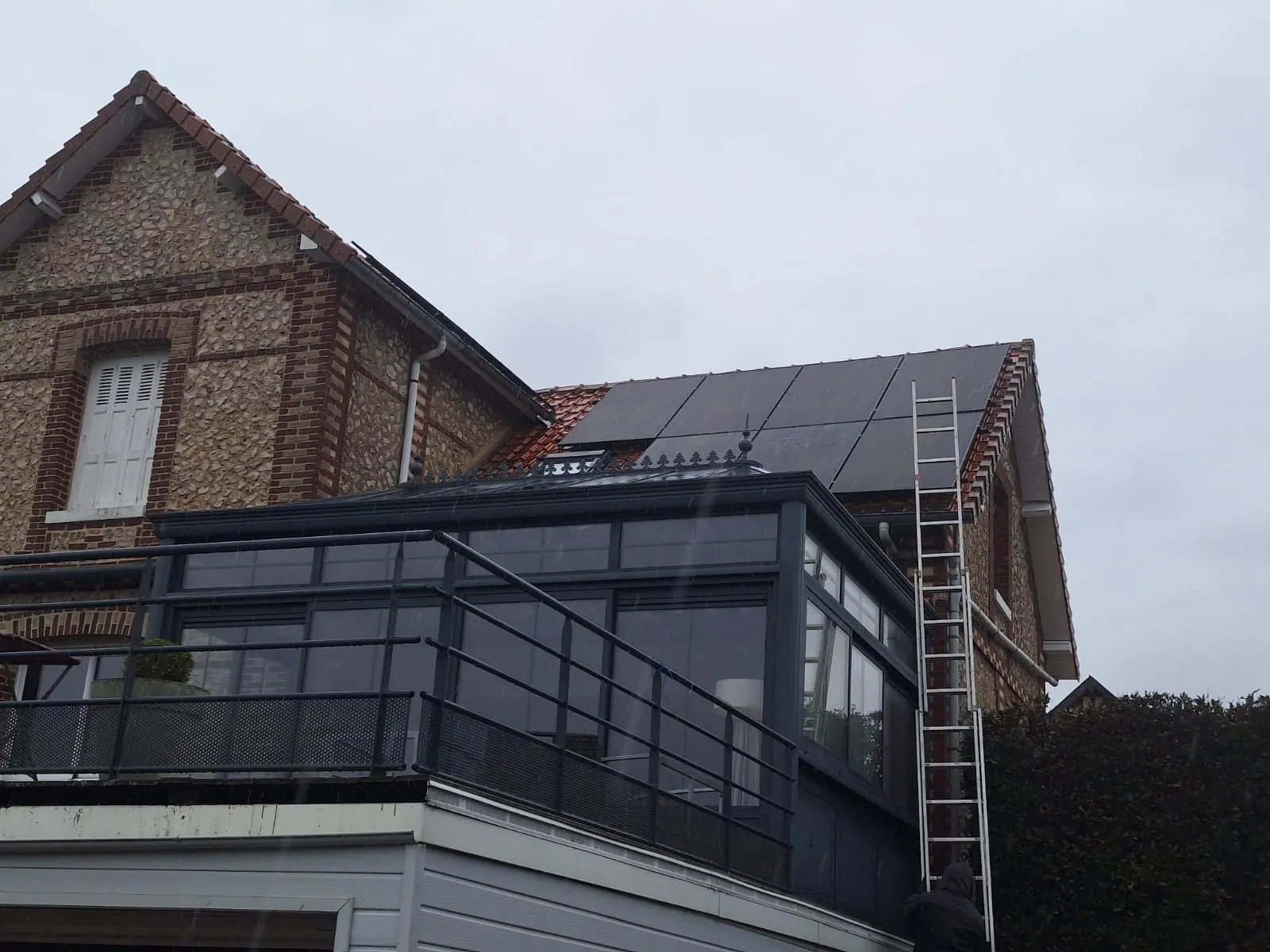 Panneaux solaires : maison avec panneaux en toiture et véranda