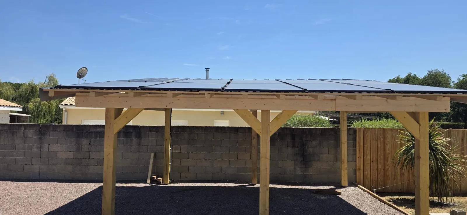 Panneaux solaires : carport solaire terminé vu de face