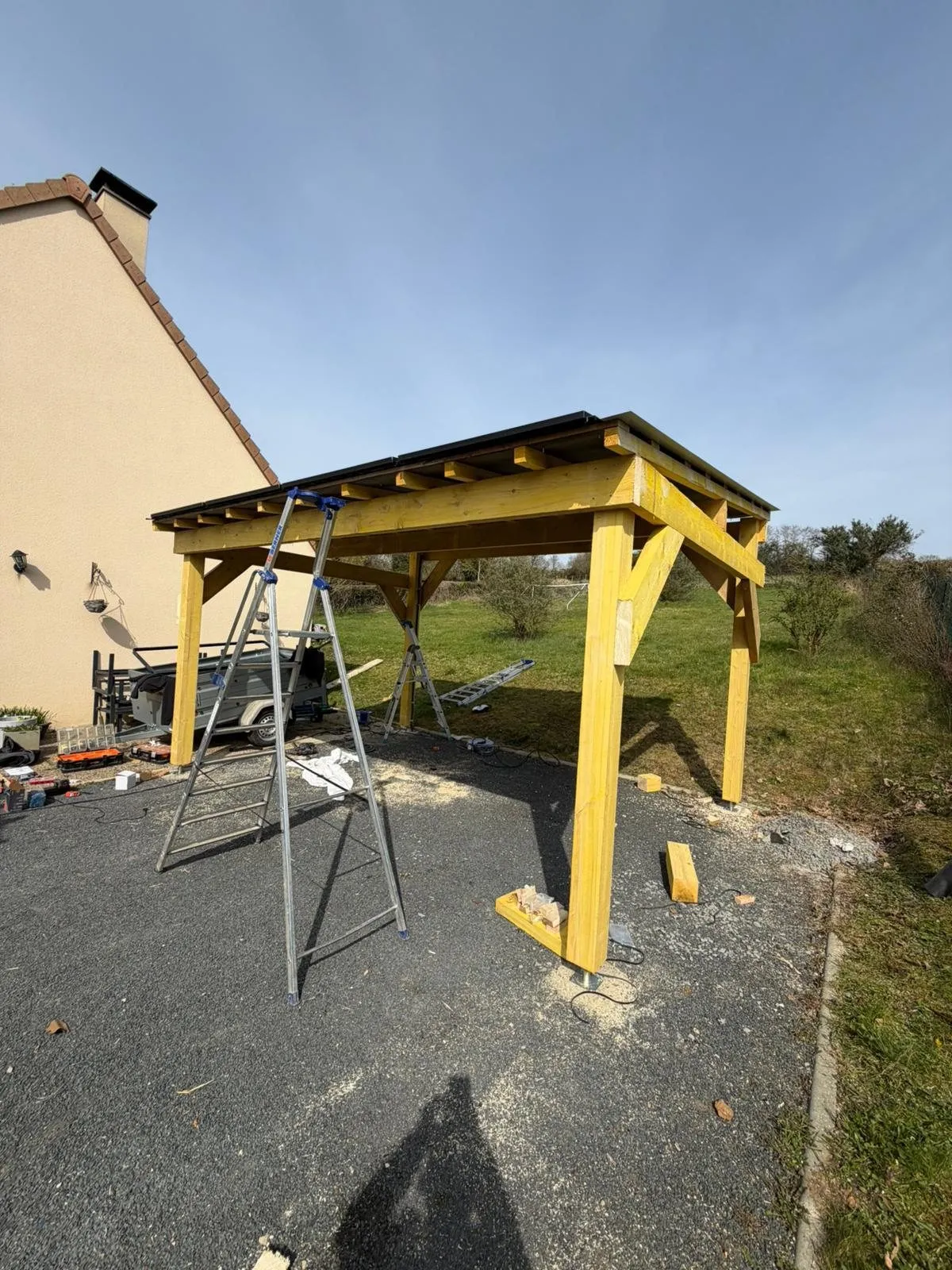 Panneaux solaires : ossature du carport en cours de montage