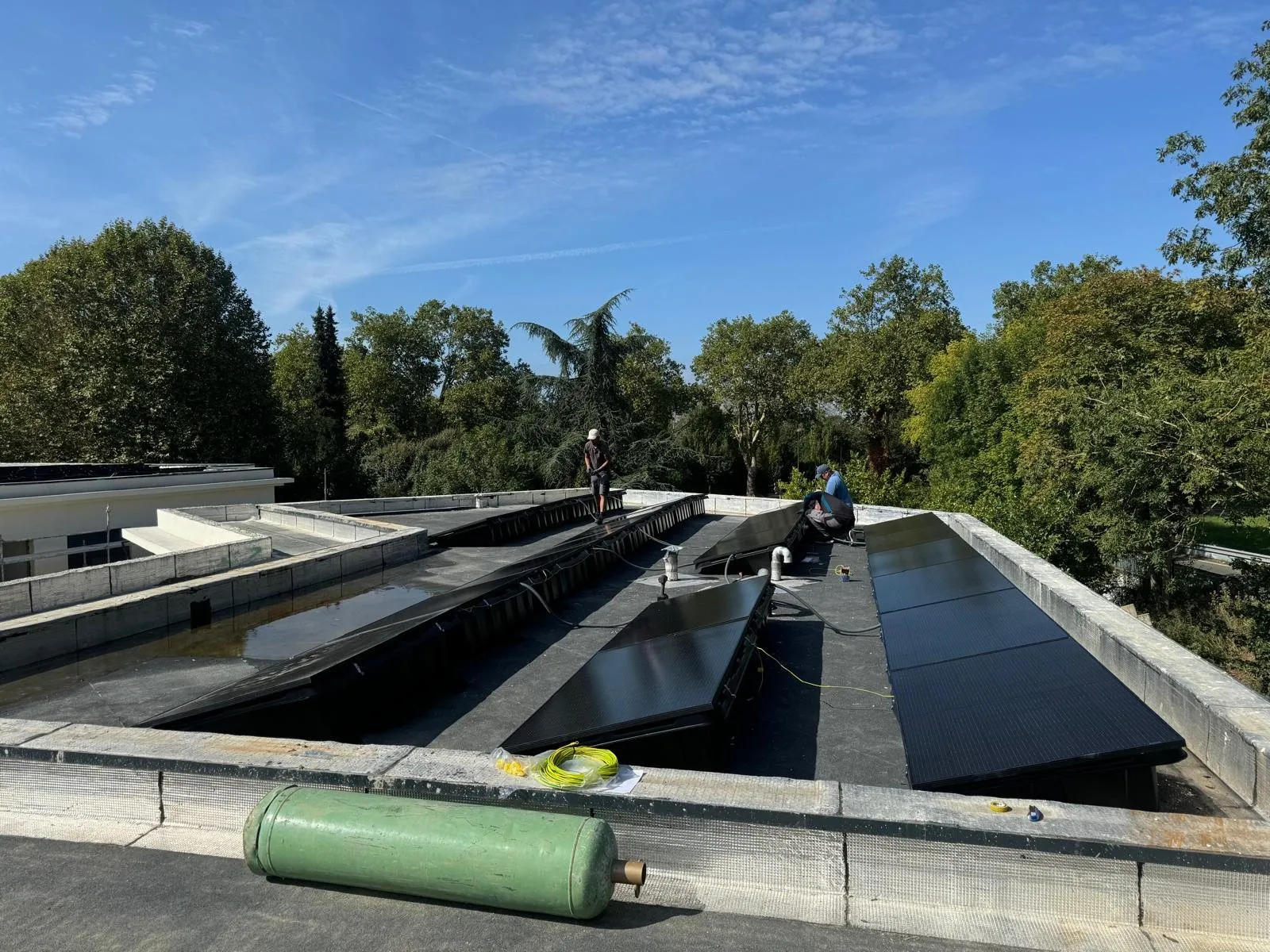 Panneaux solaires : rangées de panneaux posées sur toiture terrasse