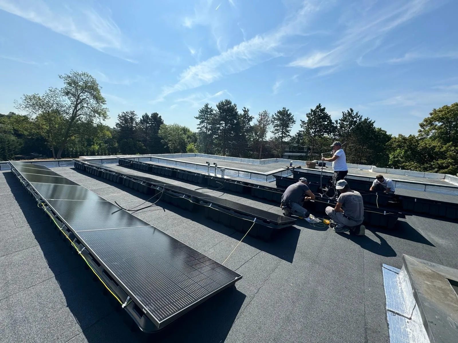 Panneaux solaires : pose des panneaux en cours par l'équipe