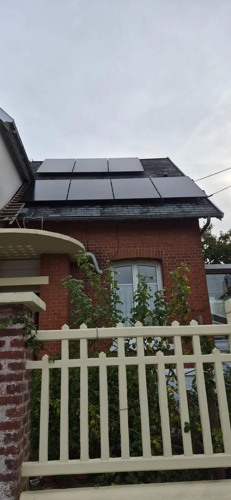 Panneaux solaires : pavillon en brique avec champ solaire en toiture