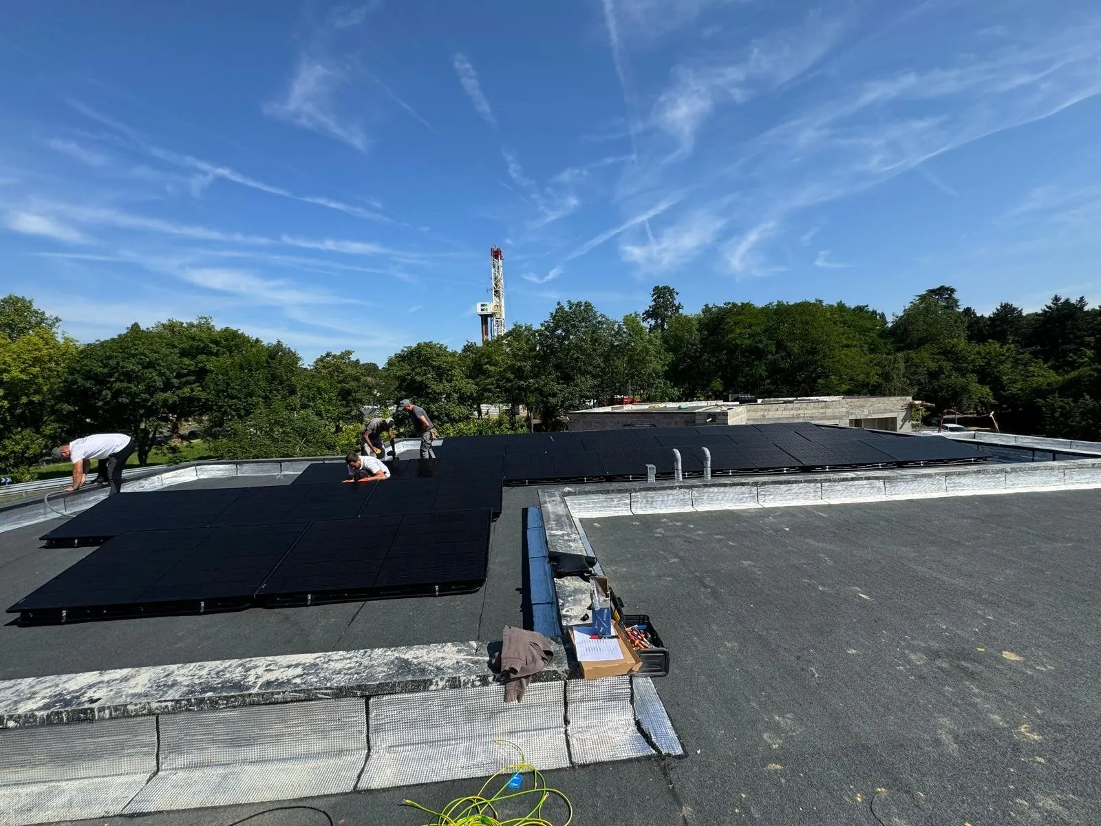 Panneaux solaires : pose en cours sur toiture terrasse vue de près